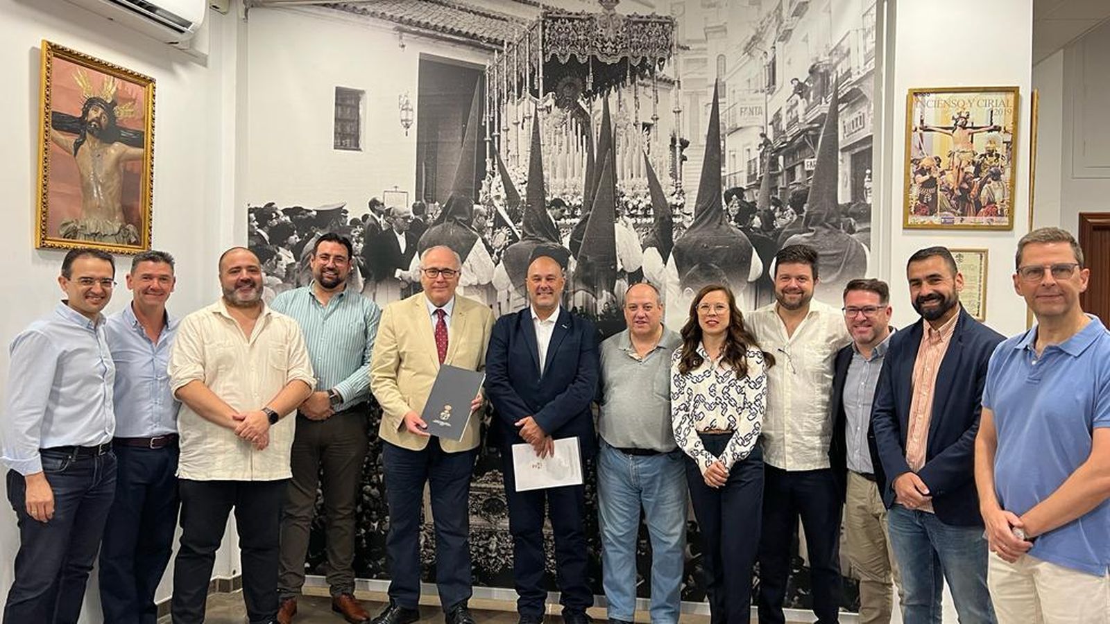 Miembros de la banda y junta de gobierno en el momento de la firma