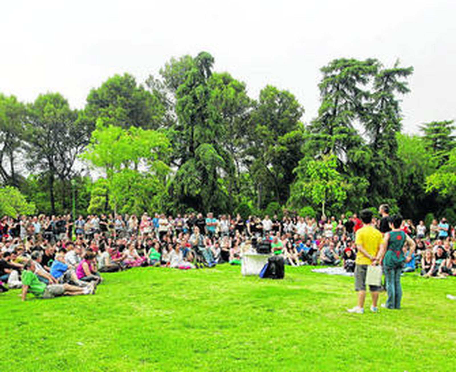 Simpatizantes de Podemos reunidos en el parque Cruz Conde.