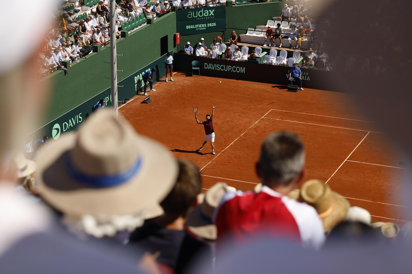 Pedro Martínez y Jaume Munar dan vida a España en la Copa Davis (1-6, 6-3 y 6-2)