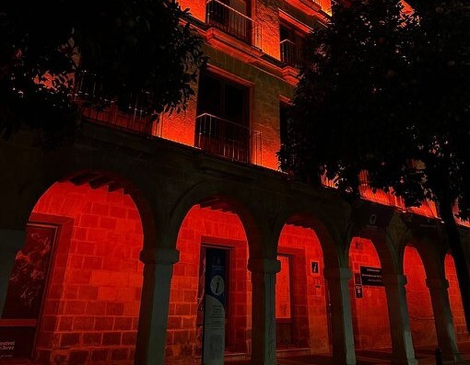 El edificio Los Arcos en Jerez iluminado de color carmesí