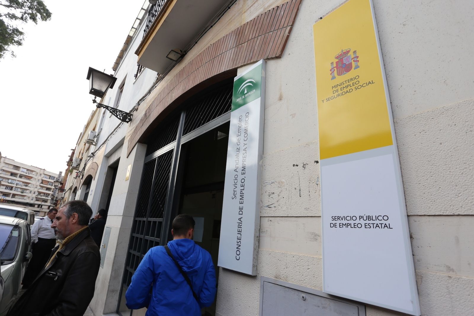 El sector servicios es el que mayor descenso de parados registra, con 1.557 menos