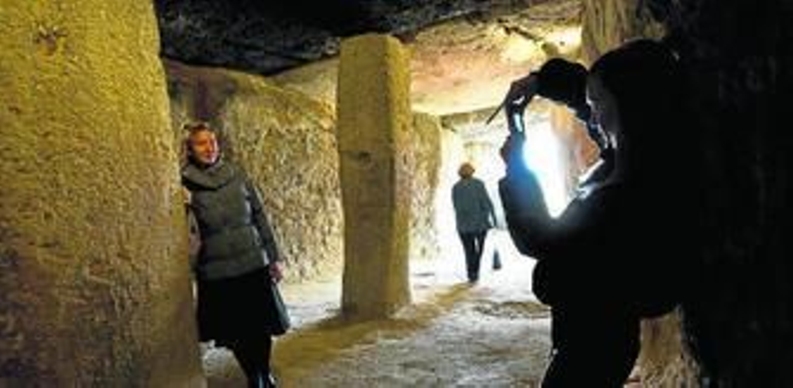 Turistas en uno de los dólmenes de Antequera. Turistas en uno de los dólmenes de Antequera.