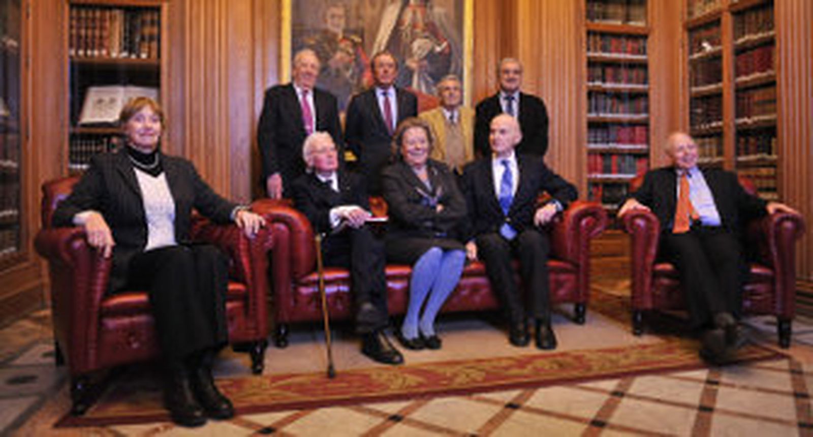 Sentados, de izquierda a derecha, Gisela von Wobesen, Hugh Thomas, Enriqueta Vila, Gonzalo Anes y Richard Kagan; de pie, Manuel Olivencia Ruiz, Javier Bnejumea Puigcerver, teniente de hermano mayor de la Maestranza, Rafael Manzano Martos y Rafael Valencia. / Juan Carls Vázquez