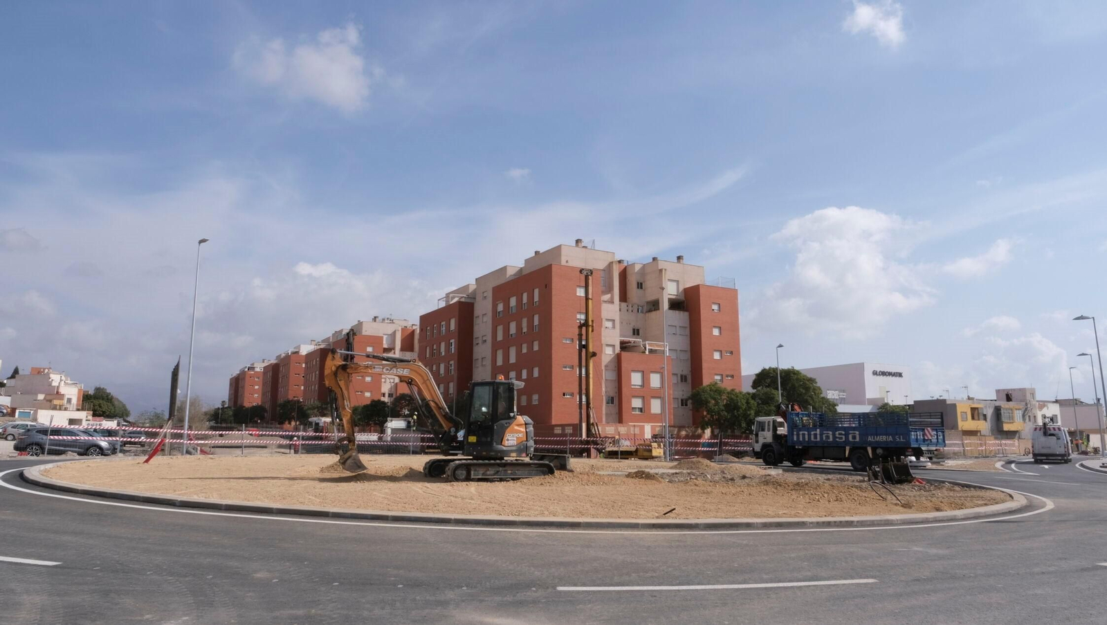 Imagen de los trabajos en la rotonda de Los Molinos durante la jornada de ayer