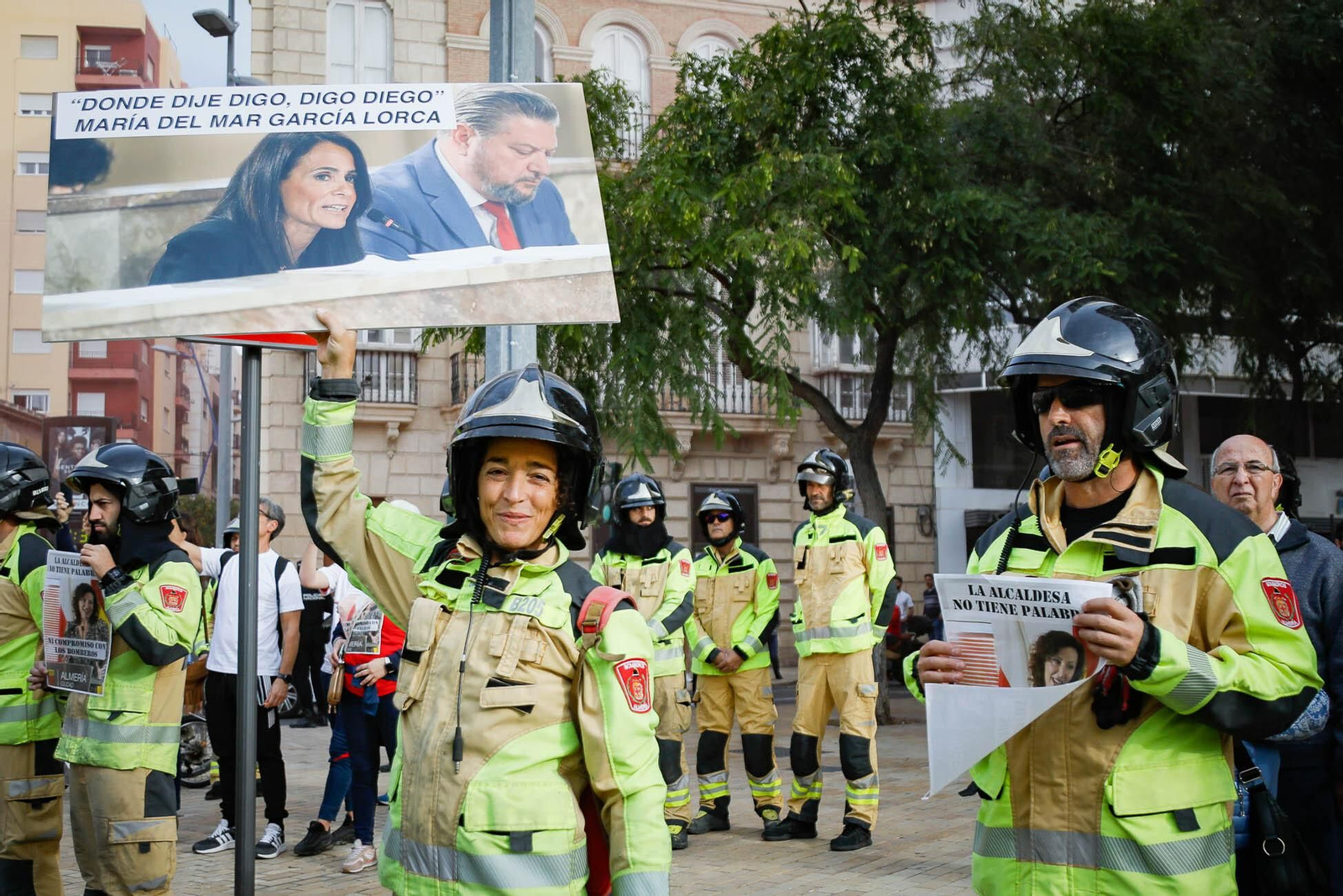 Imágenes de la manifestación de bomberos en Almería