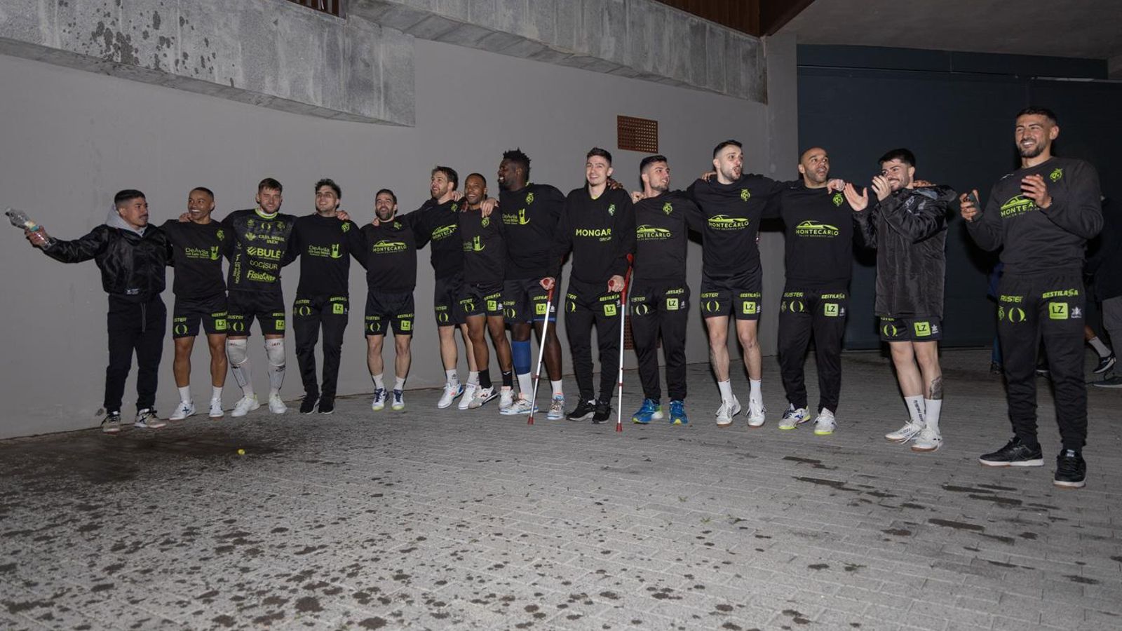 En imágenes: la Marea Amarilla alienta al Jaén Paraíso Interior FS antes de poner rumbo a la Copa de España