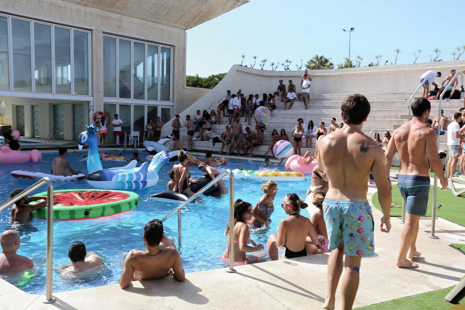 1. Unas jóvenes observan el Tuiga, buque insignia del Yacht Club de Mónaco. 2. El director general y presidenta de Puerto Sherry, Enrique López y Valle de la Riva, junto al deportista Juan Manuel Moreno. 3. Durante el cóctel de bienvenida se vivió un gran ambiente en la terraza del hotel. 4. La Pool Party contó con numerosos asistentes y se convirtió en una de las actividades más exitosas. 5. Una visitante observa algunas antigüedades en el mercado. / FOTOS: FERNÁNDEZ HORTELANO