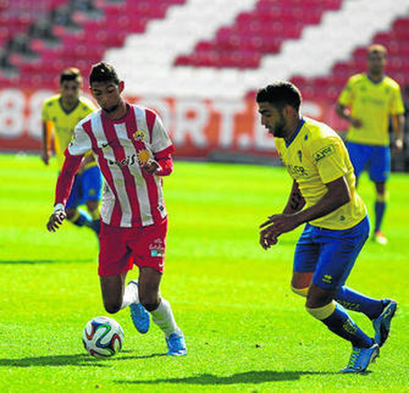 Jona lucha por el balón con un jugador del Almería B.
