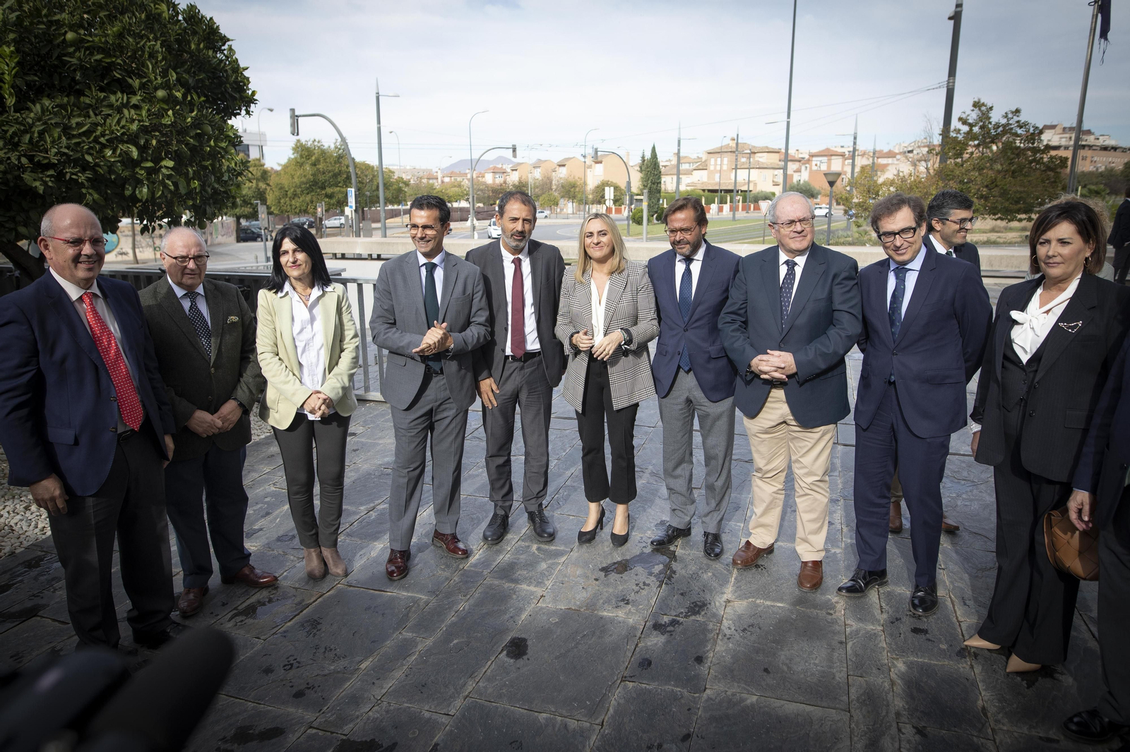 Xavier Flores, flanqueado por Marifrán Carazo y el alcalde Granada, Francisco Cuenca