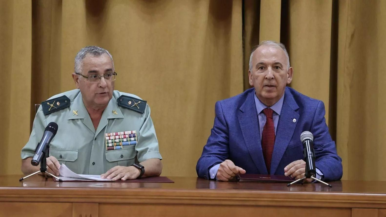 El general jefe de la IV Zona, Luis Ortega, junto con el coronel Jesús Núñez, este martes en Eritaña.