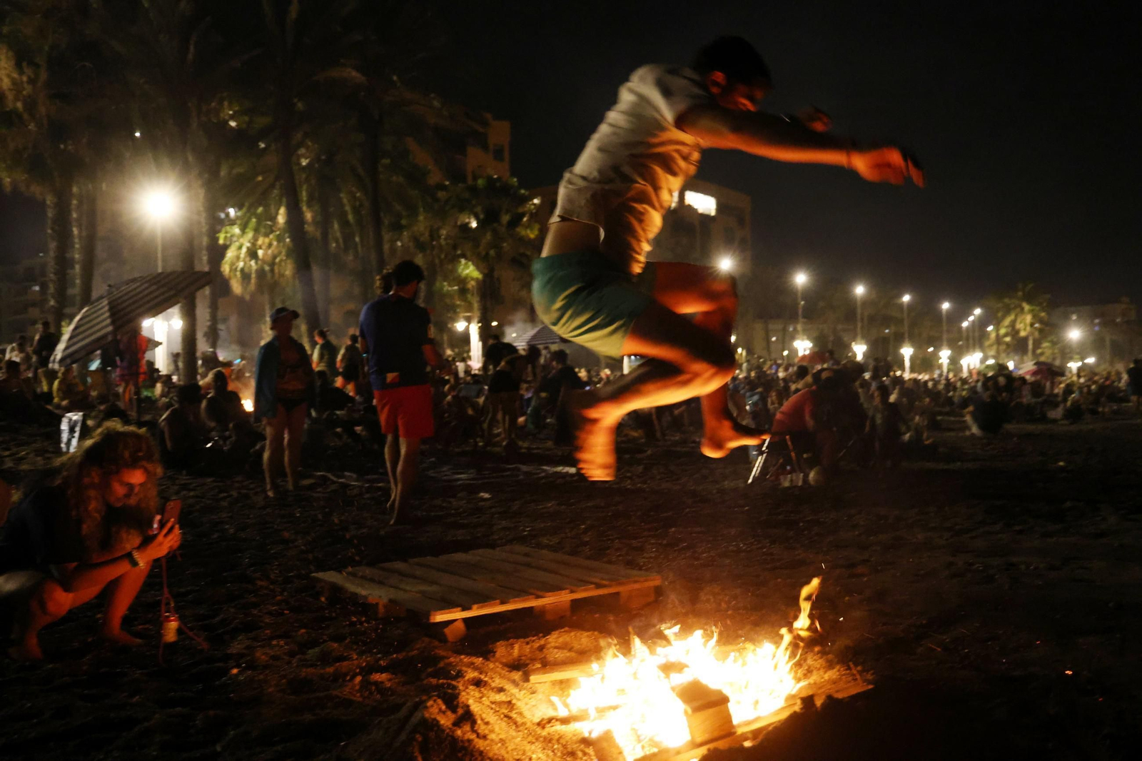 Así se vive la Noche de San Juan en la playa de la Malagueta de Málaga, en fotos