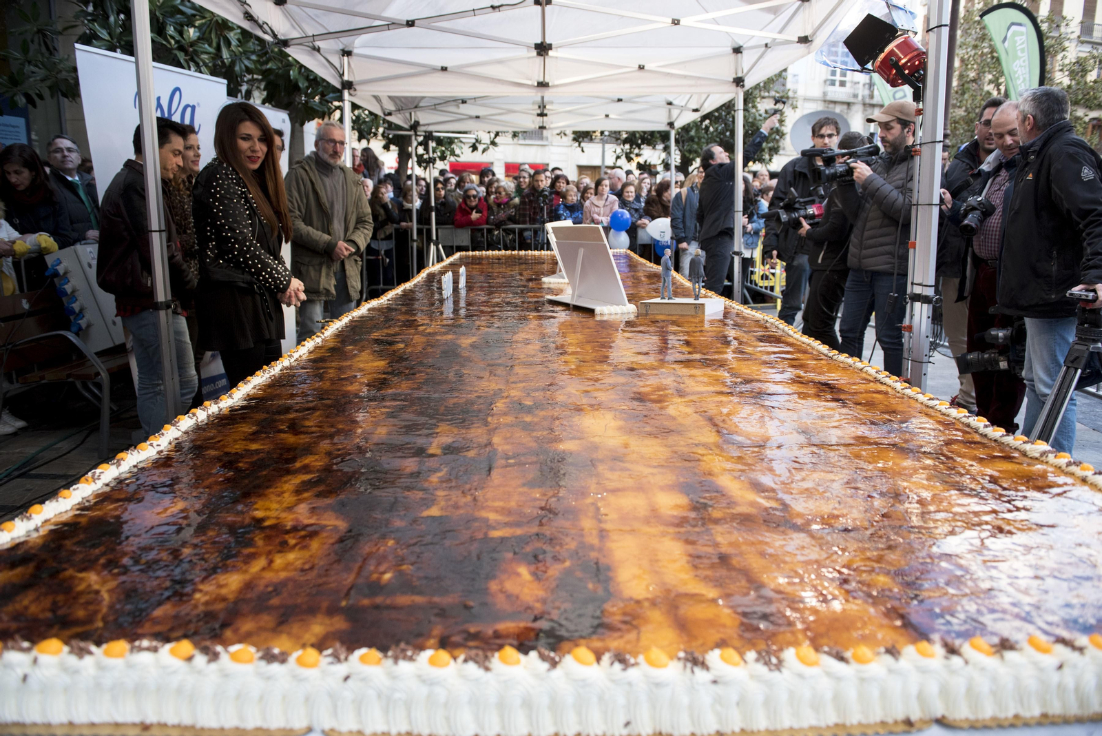 Las imágenes de la tarta de piononos más grande del mundo