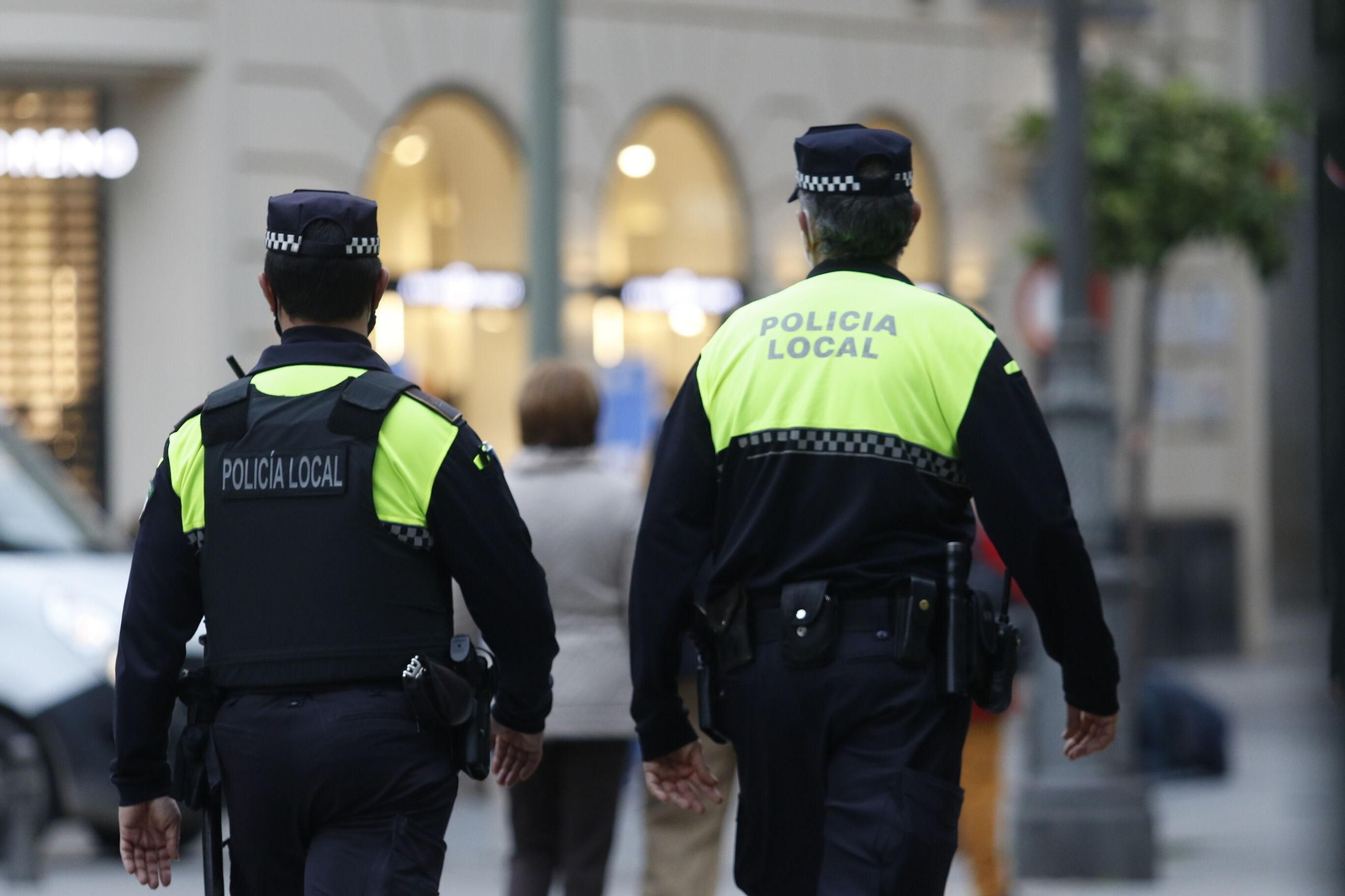 Dos agentes de la Policía Local de Córdoba.
