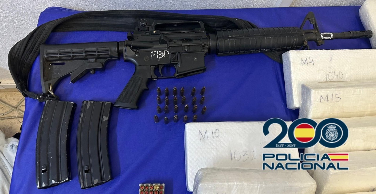 Armas y droga intervenidas a los arrestados.