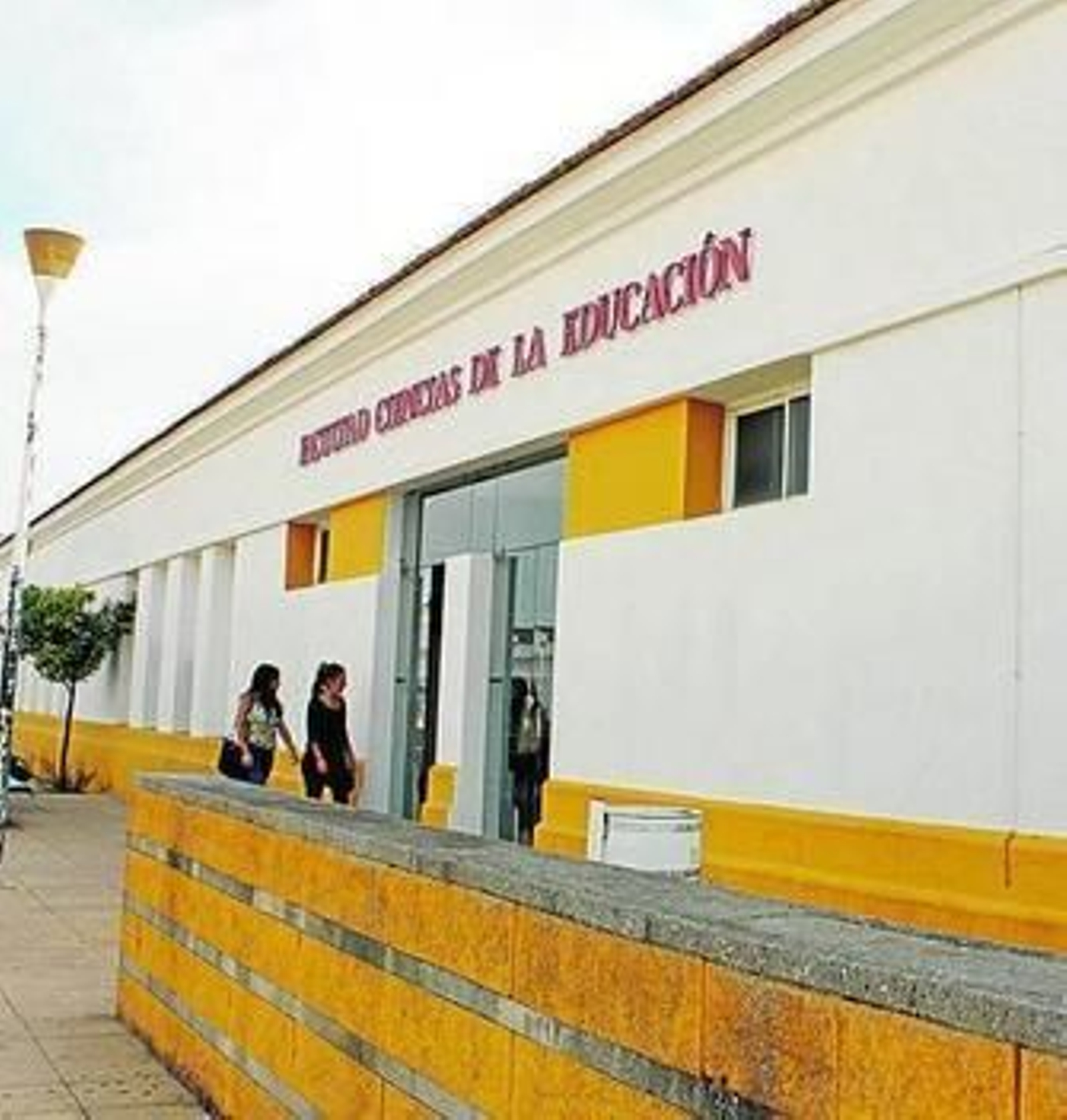 Una de las entradas a la Facultad de Ciencias de la Educación.