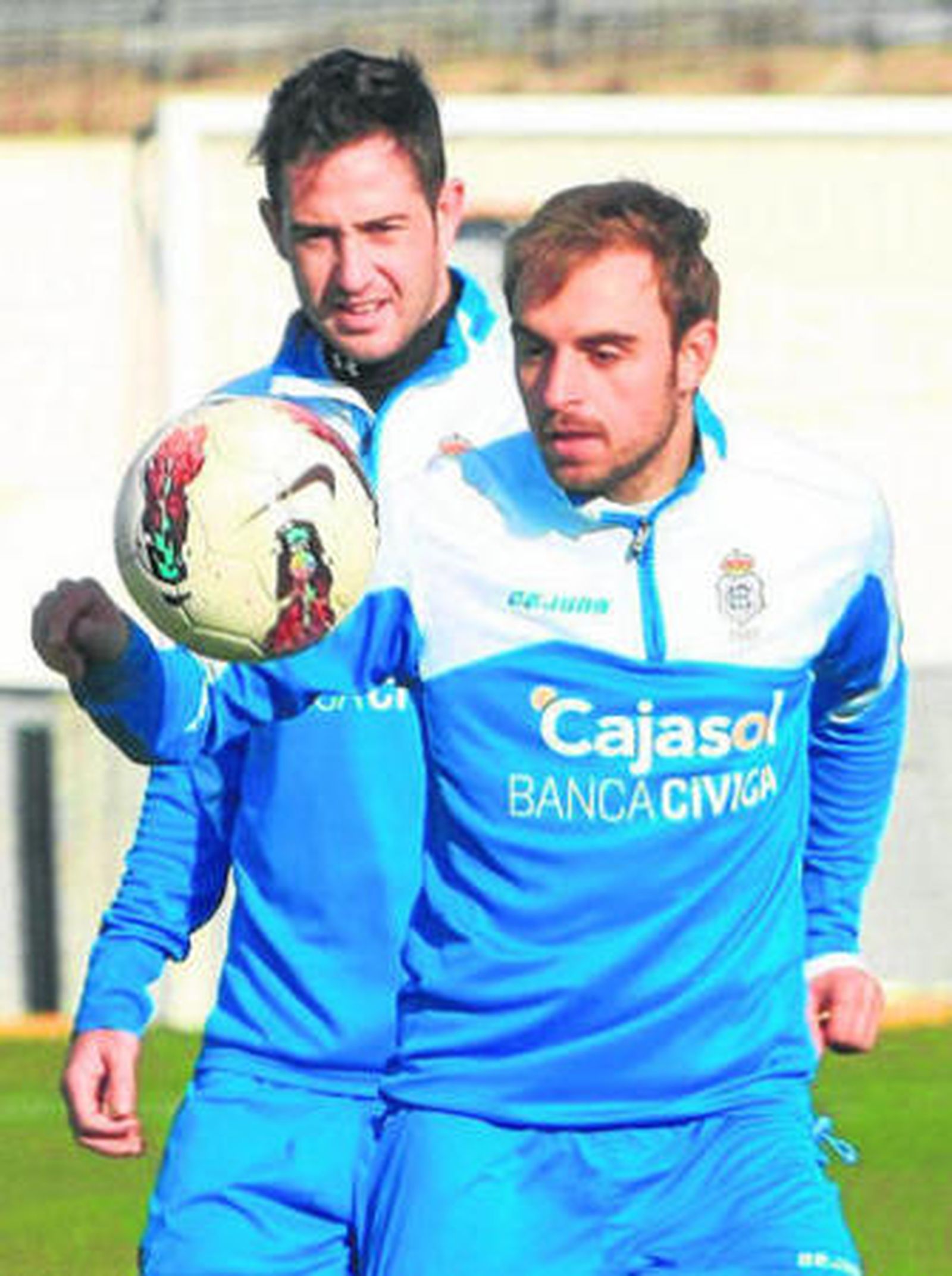 Héctor Font intenta controlar un balón bajo la presión del alicantino Kike Tortosa.