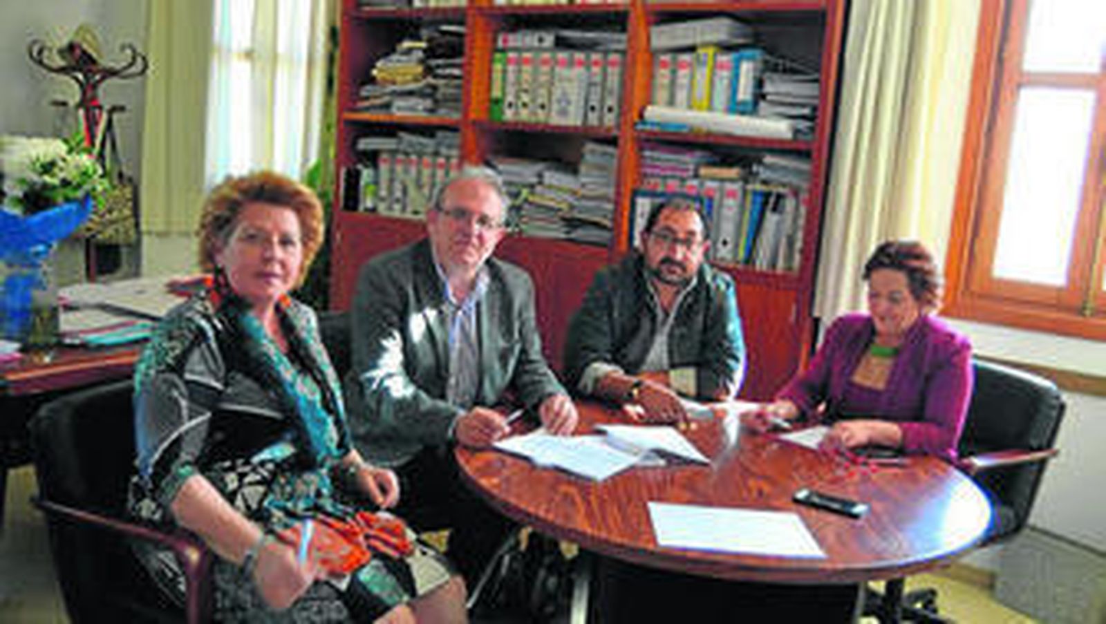 El alcalde de Vícar, Antonio Bonilla, recibió al secretario de la Federación Provincial de Asociaciones Gitanas.