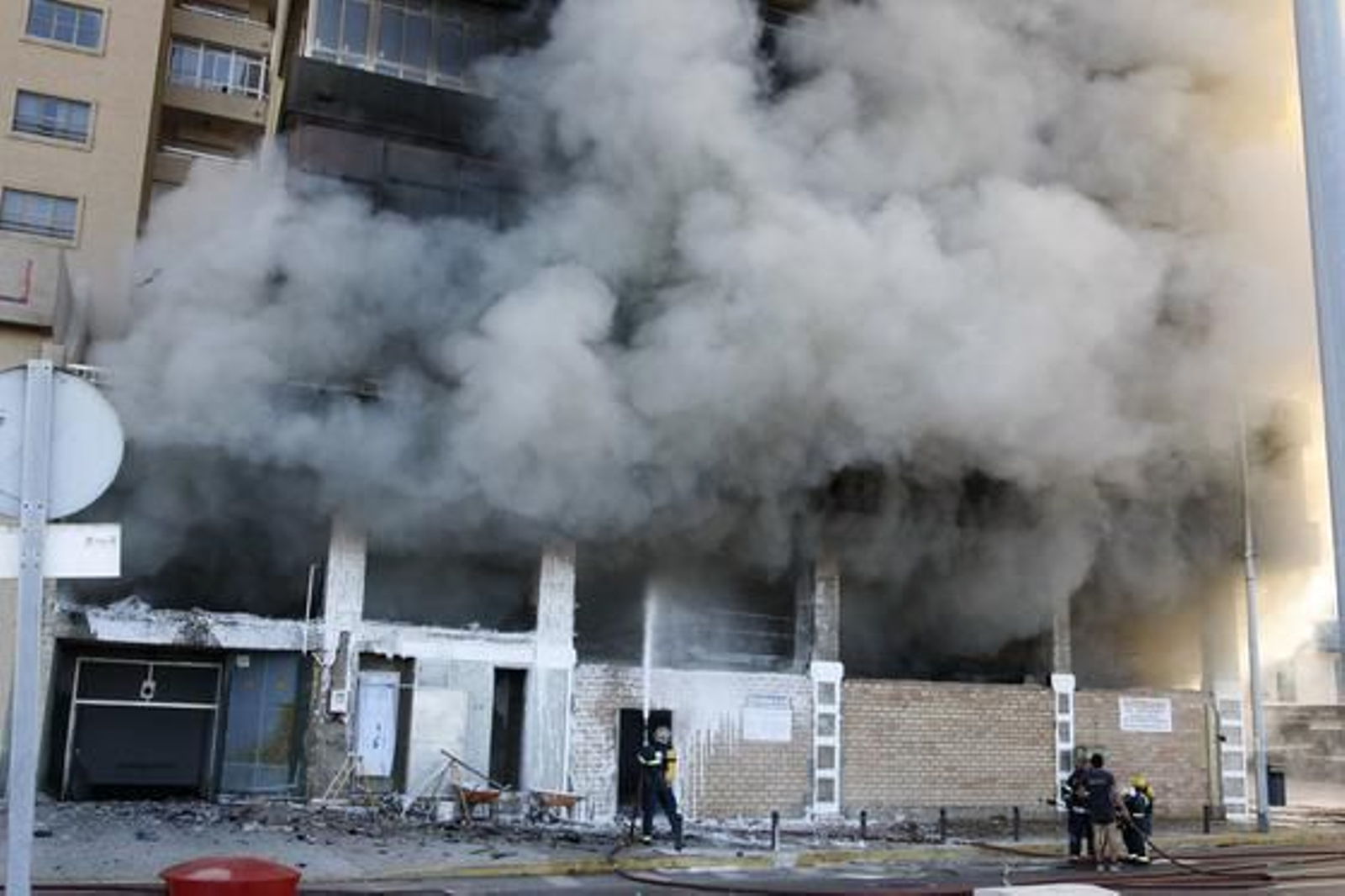 Espectacular incendio en un edificio de la calle Brasil. /José Braza