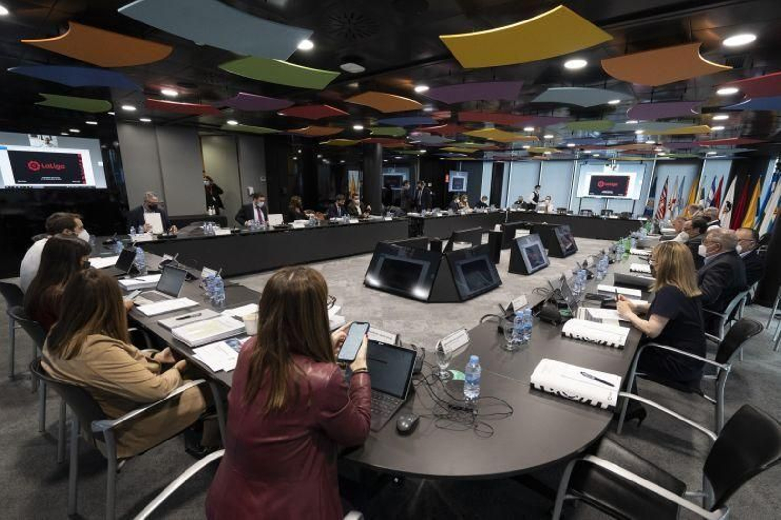 Imagen de los 14 clubes comisionados que han aprobado de forma unánime el acuerdo.