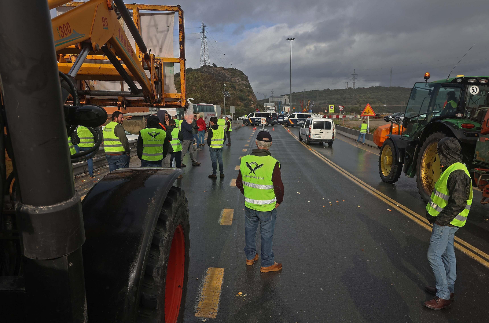 El corte del acceso sur de Algeciras por los tractoristas de Cádiz, en imágenes