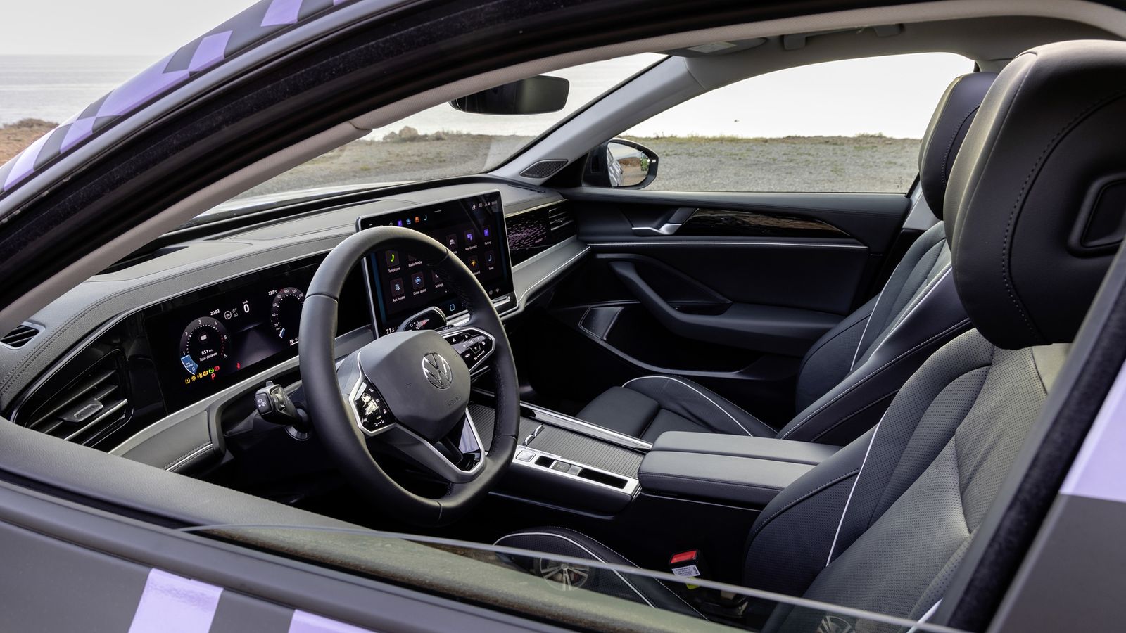 El puesto de conducción podrá contar con una pantalla central táctil de hasta 15" para el sistema de infoentretenimiento.