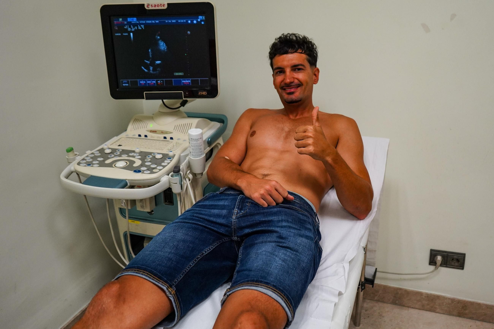 Álex Muñoz, una de las caras nuevas, alza el pulgar durante el reconocimiento médico