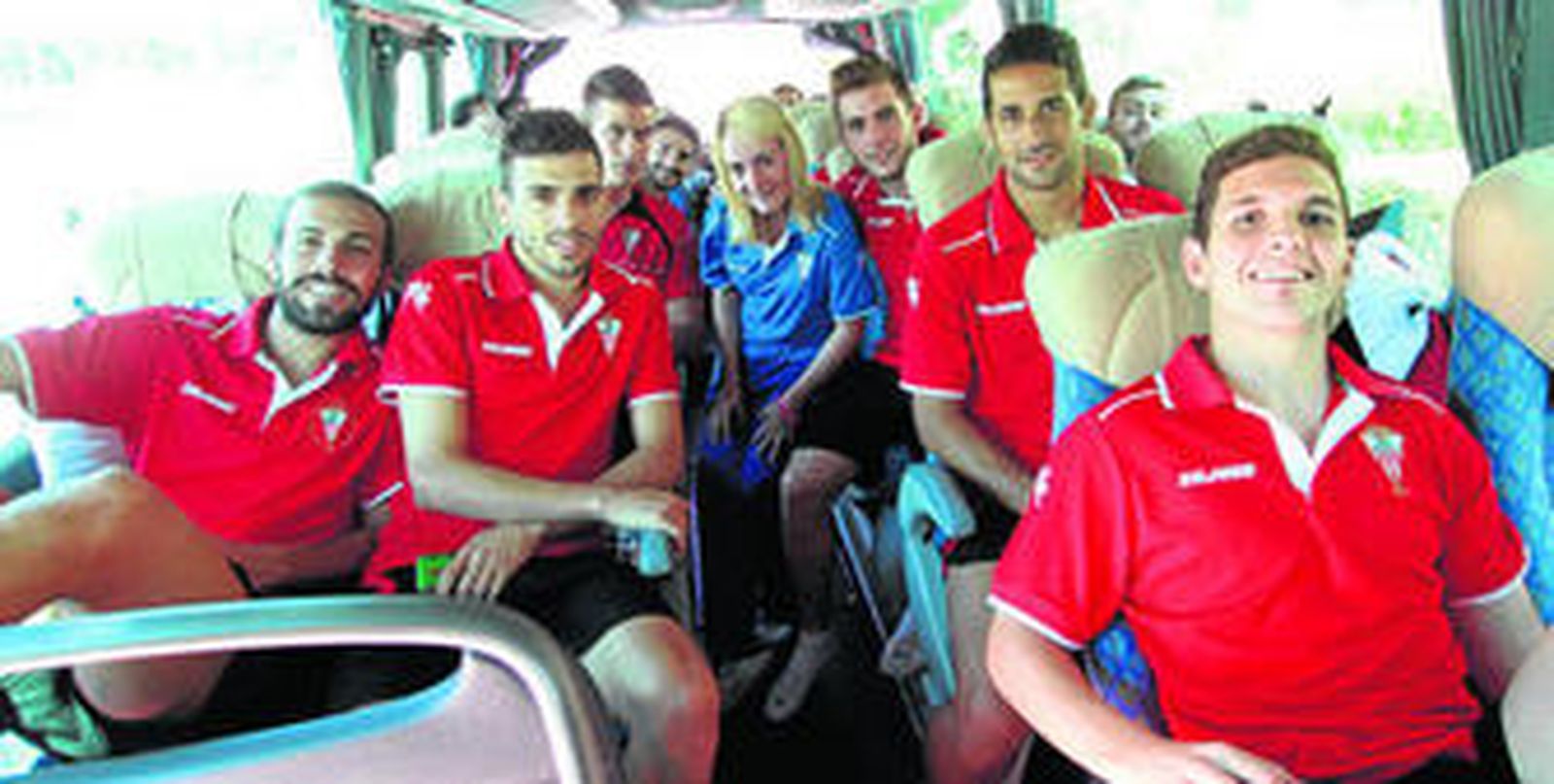 Jugadores del Algeciras y la fisio Rocío Casas posan en el autobús del Algeciras antes de partir a Lorca.