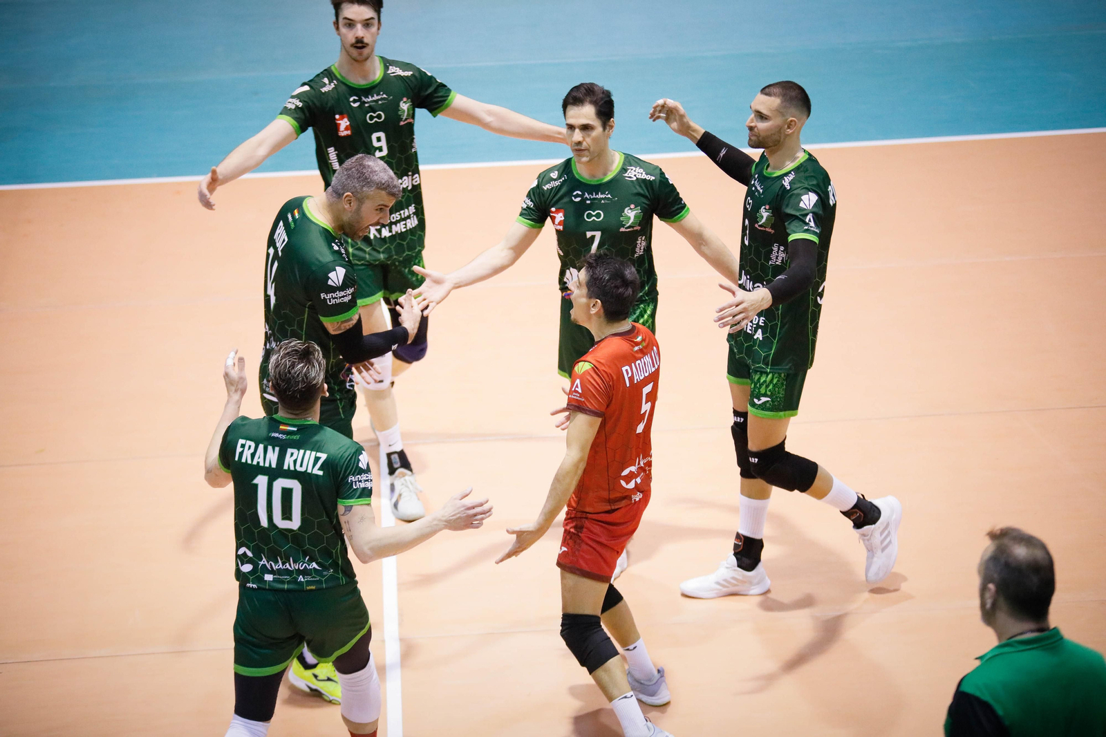 Imágenes del Unicaja Almería frente al conjunto valenciano de voleibol