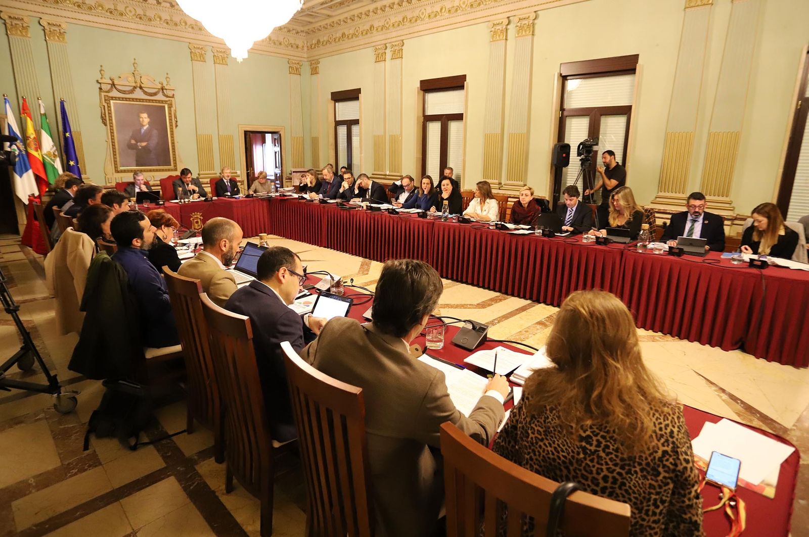 La Corporación durante la celebración del pleno de febrero, con el equipo de gobierno socialista al fondo.