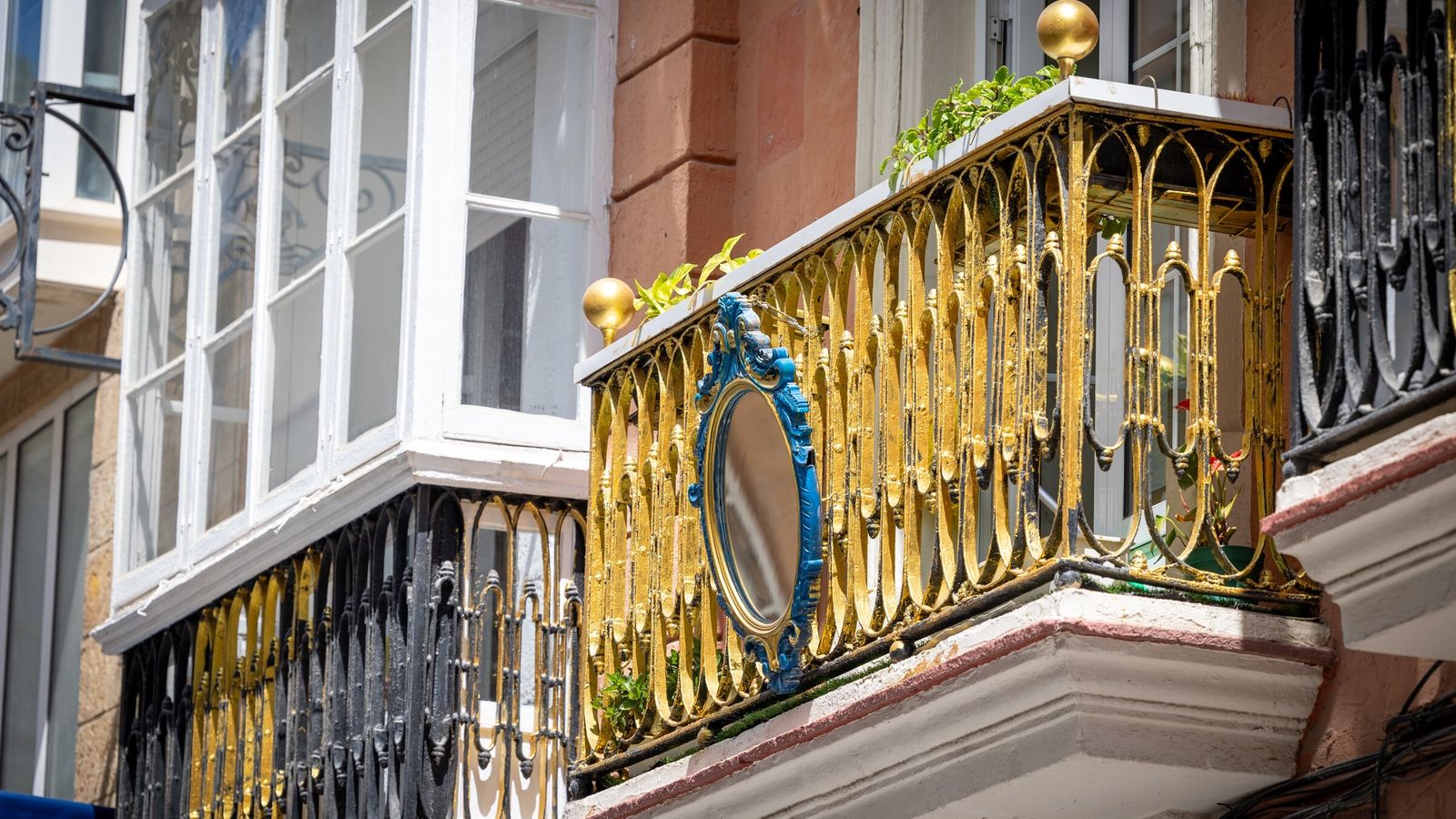El balcón de la calle Ancha en el que luce el espejo
