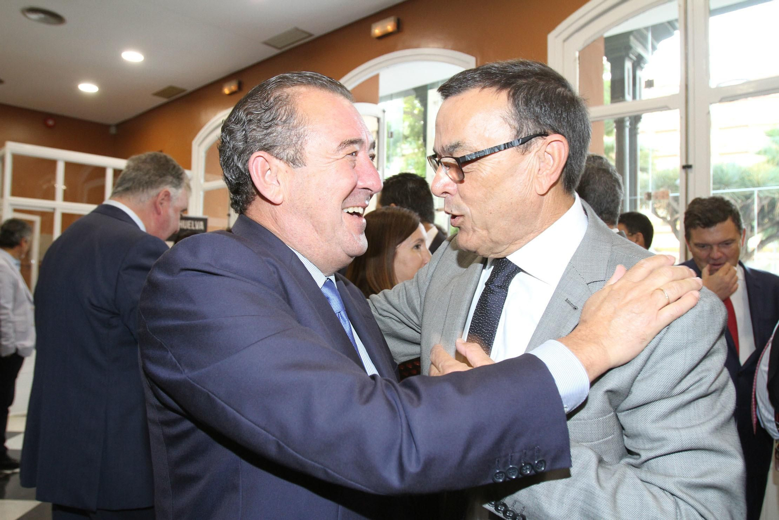 Imágenes de la conferencia y desayuno-coloquio de Gabriel Cruz, alcalde de Huelva