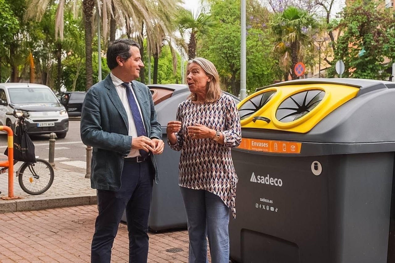 José María Bellido e Isabel Albás en la presentación de los nuevos contenedores.