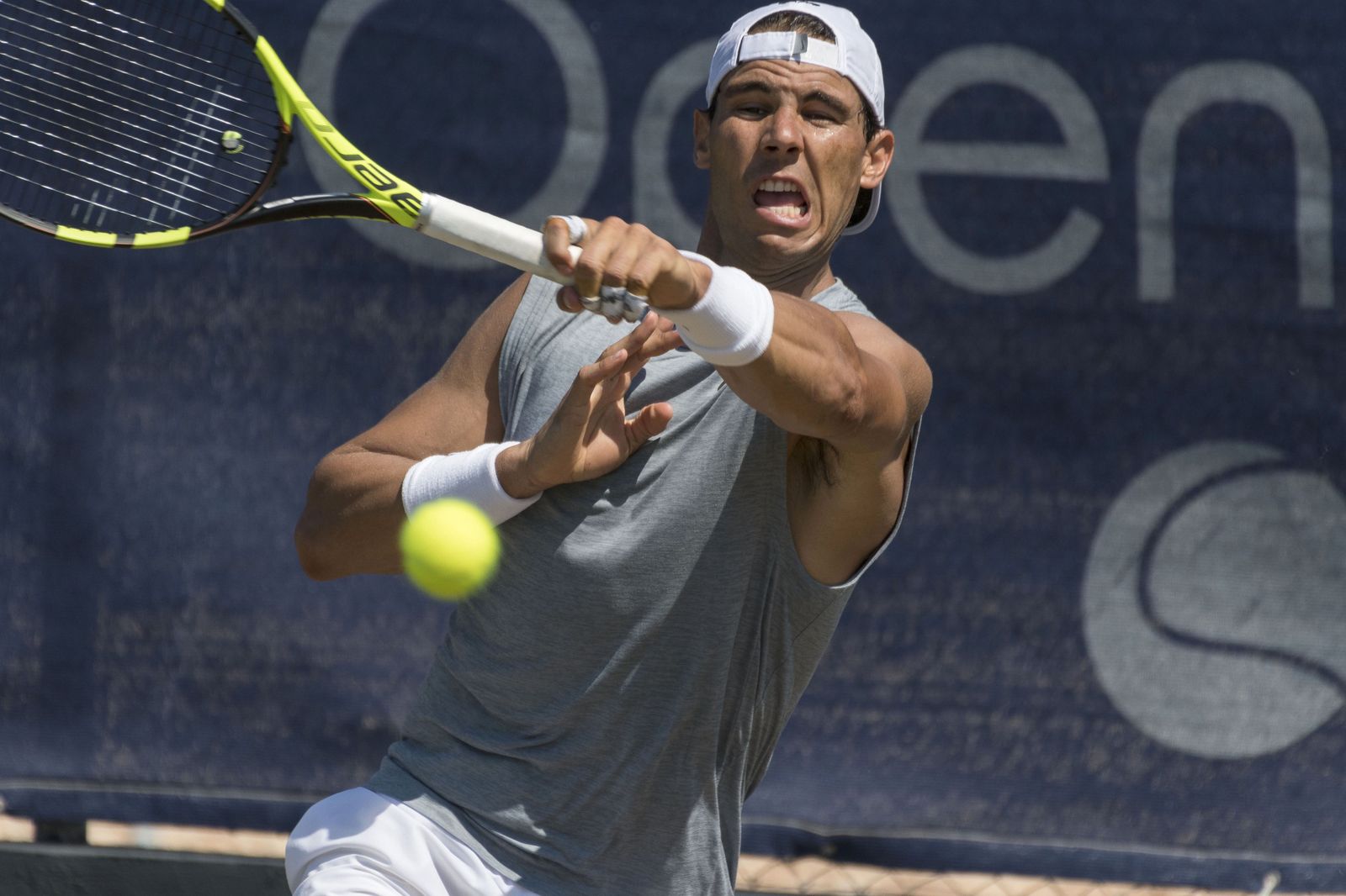 Rafa Nadal, durante el entrenamiento que realizó ayer en las pistas de hierba del Mallorca Open.
