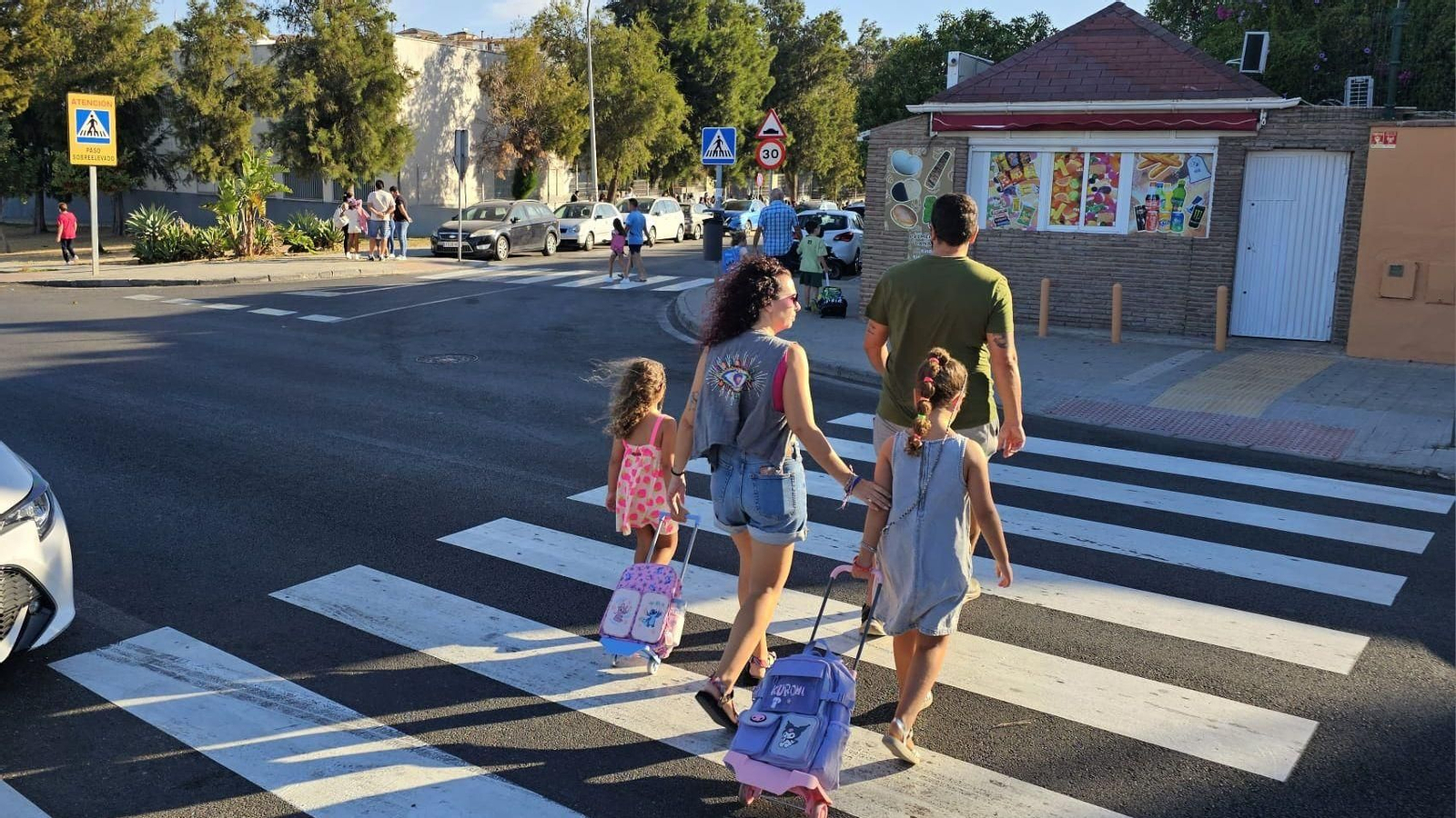Padres y alumnos de Primaria camino del CEIP Parque del Estrecho, en Algeciras.
