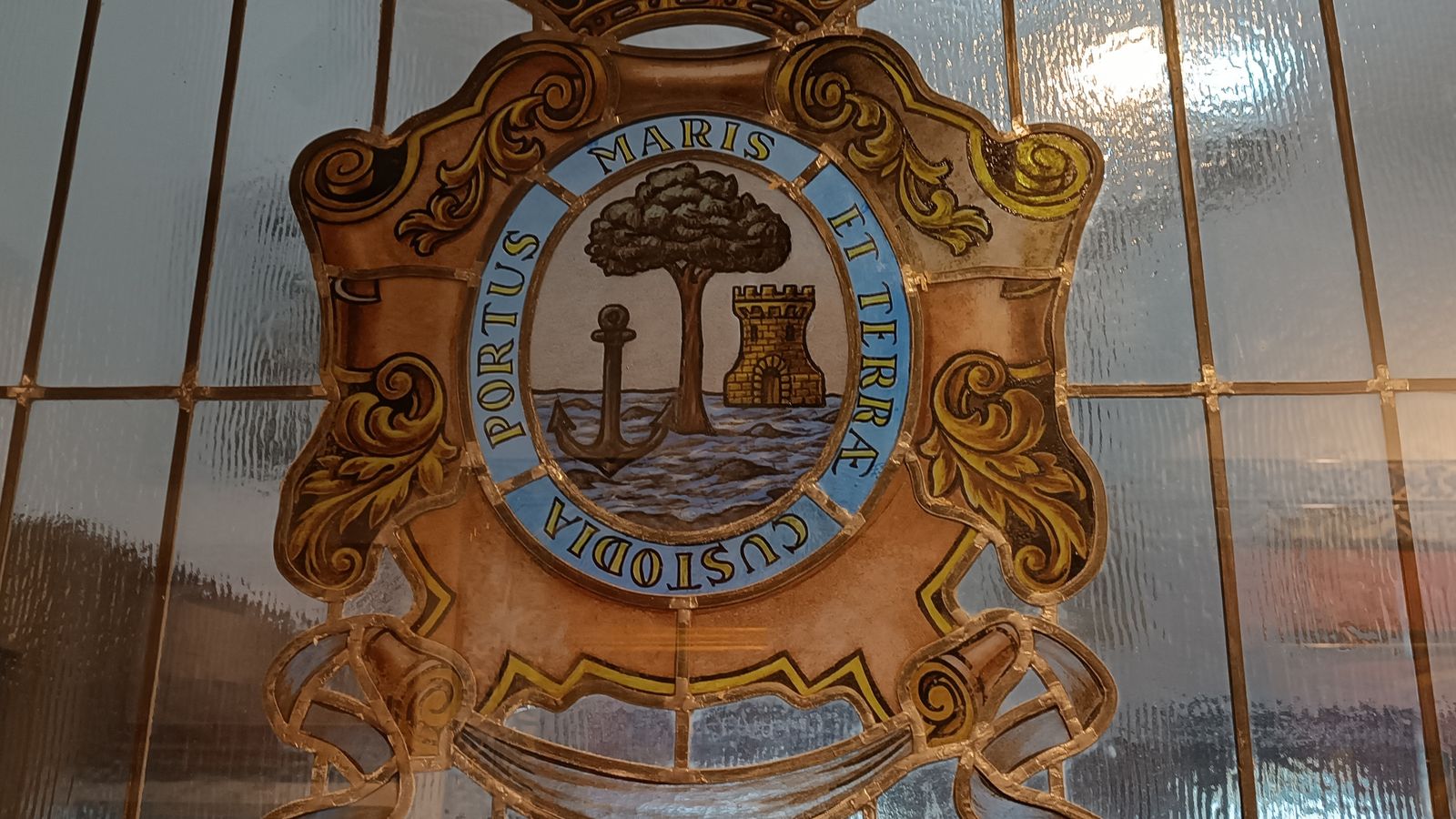 Escudo de Huelva en la vidriera de la sala del hermano mayor. 1966