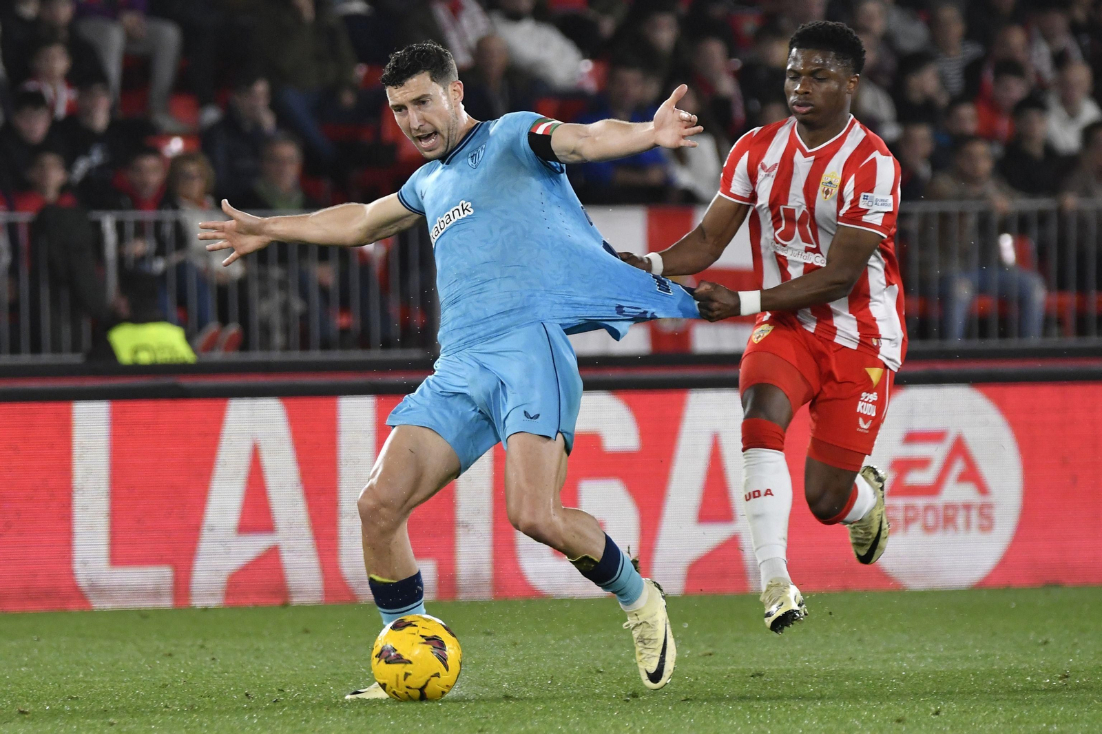 Ramazani agarra a De Marcos en una de las tarjetas amarillas que vio