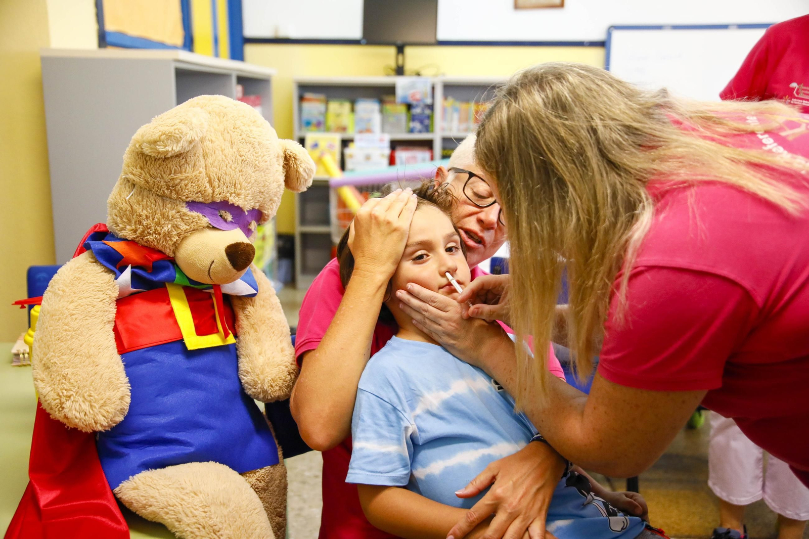 Las imágenes de la campaña de vacunación antigripal a los niños en el CEIP Adela Díaz de Almería