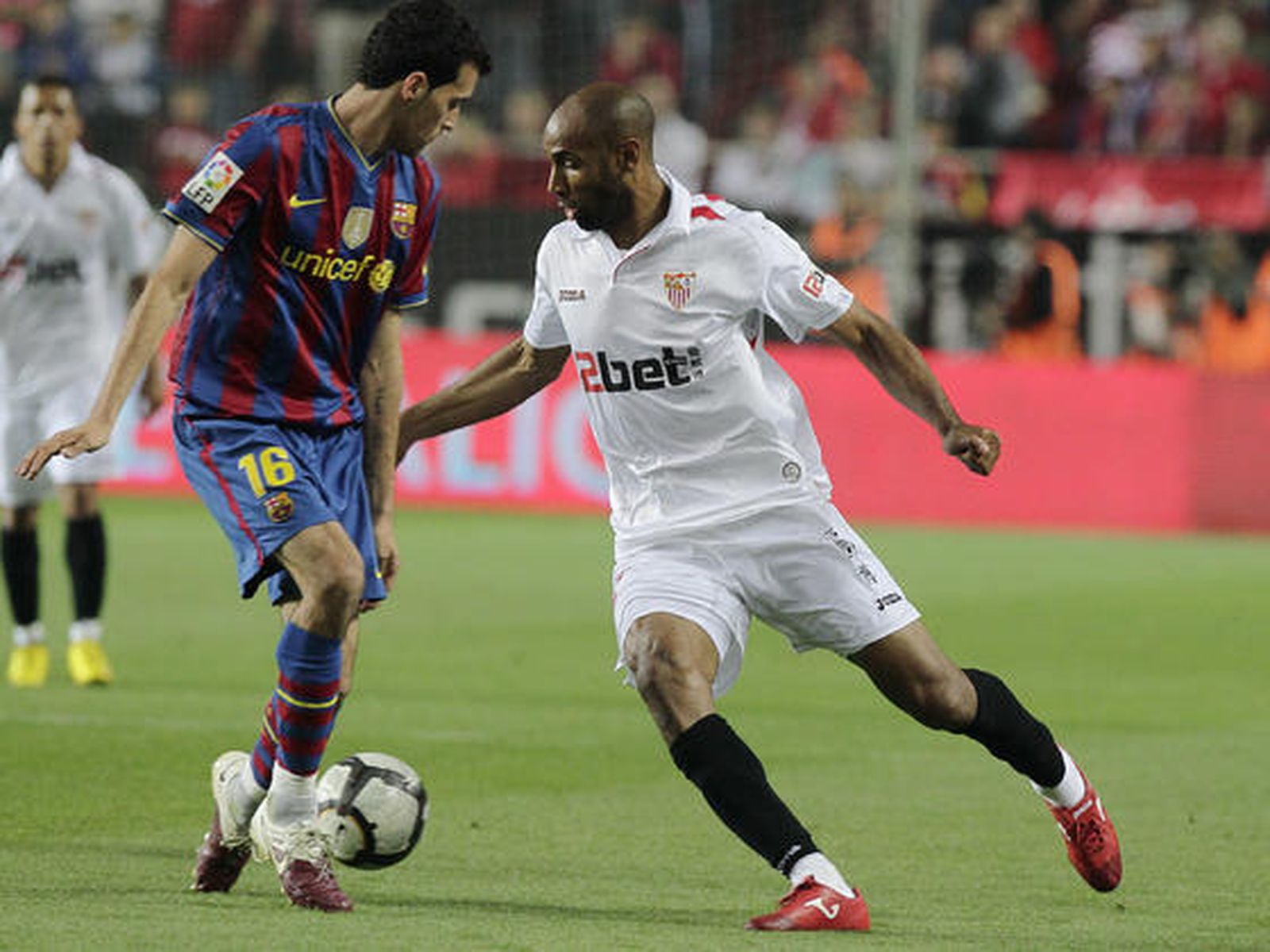 El Sevilla está más cerca de la Liga de Campeones pese a perder ante el Barcelona con diez jugadores por expulsión de Konko. / Antonio Pizarro