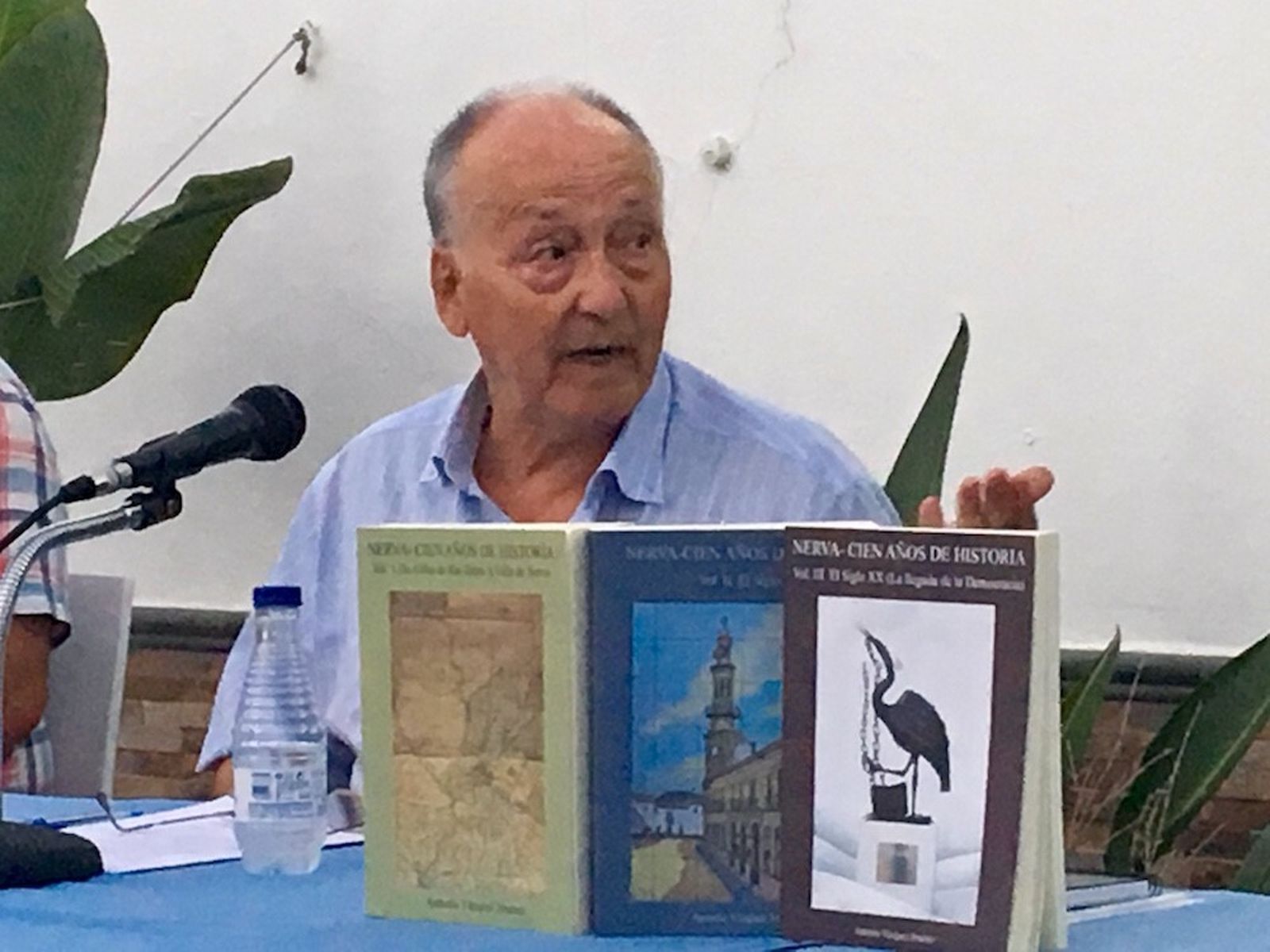 Antonio Vázquez, junto a los tres libros sobre la historia de Nerva.