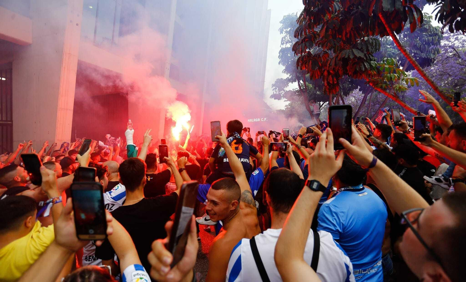Las fotos del recibimiento de la afición antes del Málaga CF-Burgos Las fotos del recibimiento de la afición antes del Málaga CF-Burgos