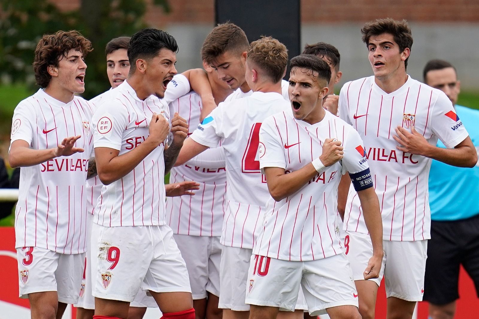 Diego Talaverón y Alexandro celebran uno de los goles de los sevillistas.