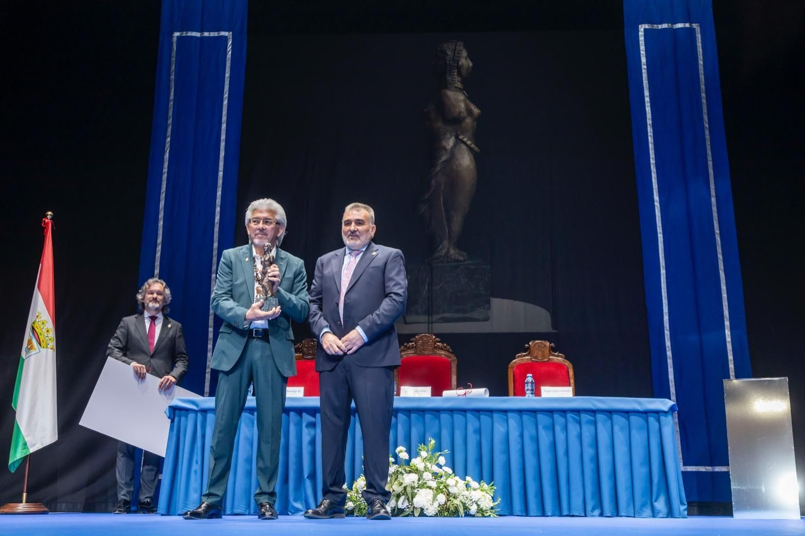 Momento de la entrega del premio al historiador, investigador y artista Alfonso Borrego III.