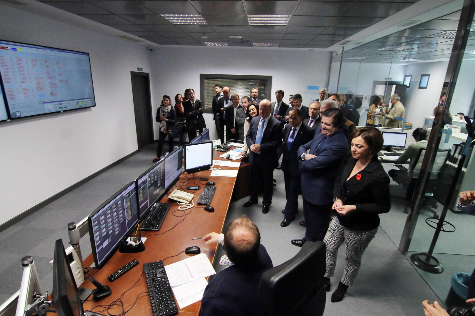 Dirigentes institucionales y el presidente de Endesa, Borja Prado, en las nuevas instalaciones. Dirigentes institucionales y el presidente de Endesa, Borja Prado, en las nuevas instalaciones.