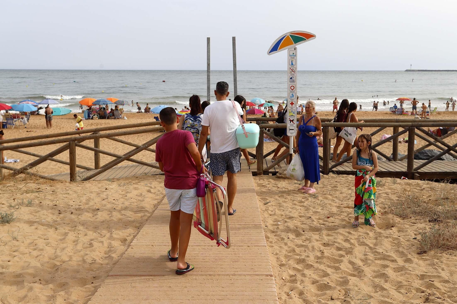 Ambiente en la playa de Mazagón en la tarde del martes, en imágenes