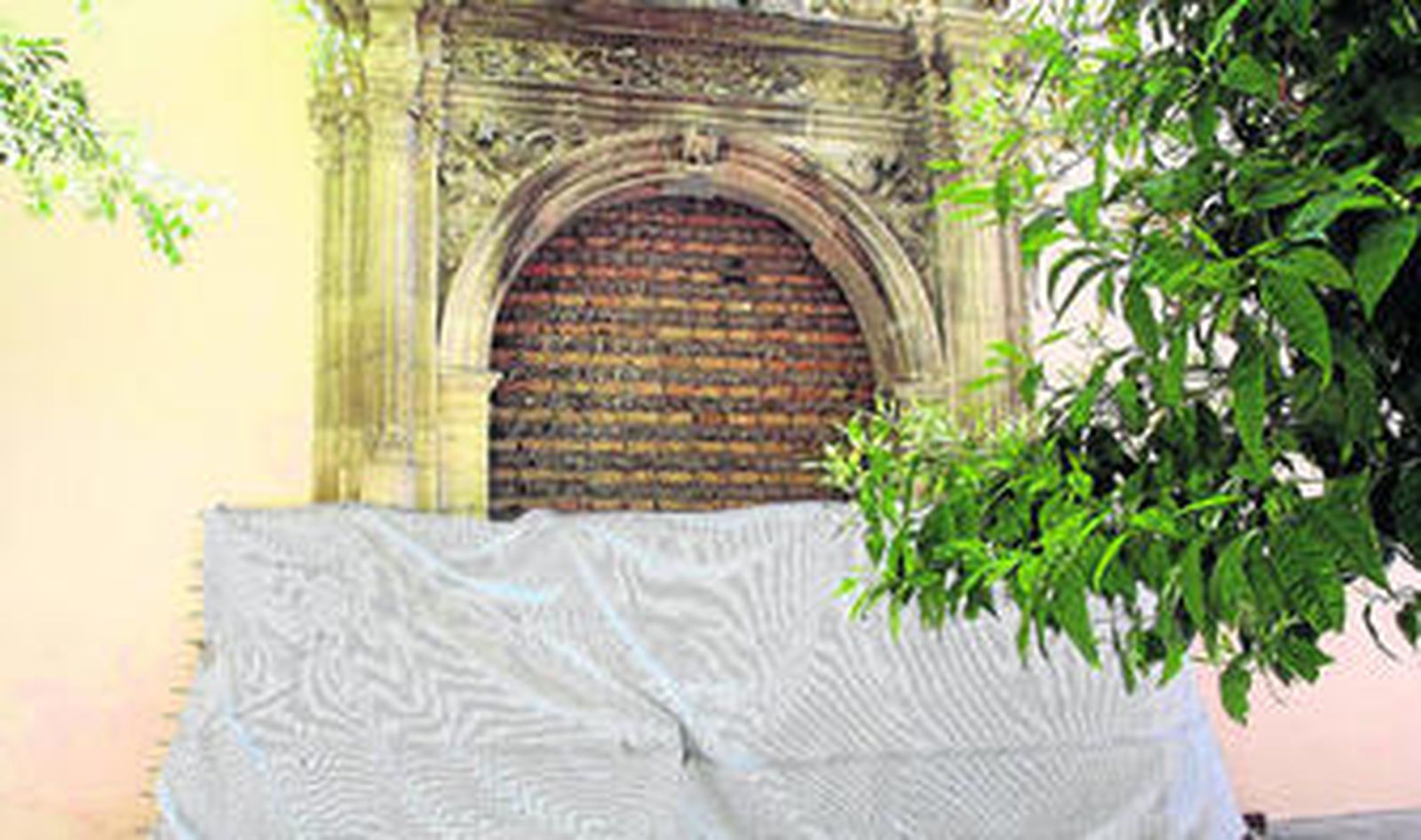 Aspecto actual de la puerta lateral del templo que se quemó a finales de noviembre del año pasado.