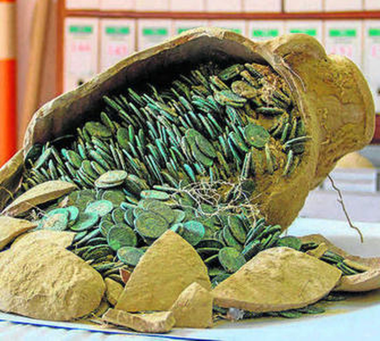 Una de las ánforas con monedas del tesoro hallado.