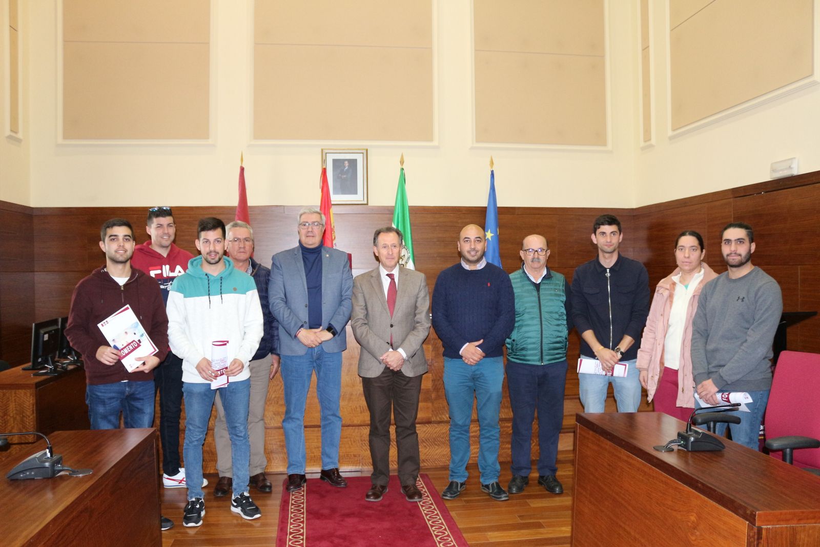Los alumnos posan en el Salón de Plenos con los representantes municipales y de las empresas colaboradoras.