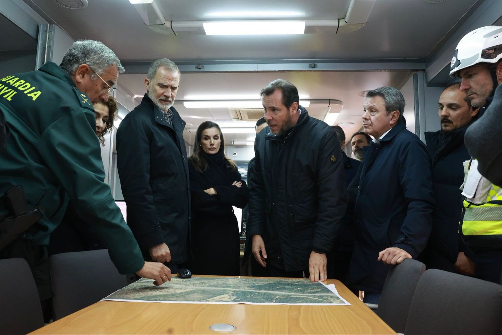 Óscar Puente junto a los reyes ayer en el Puesto de Mando Avanzado en Adamuz.