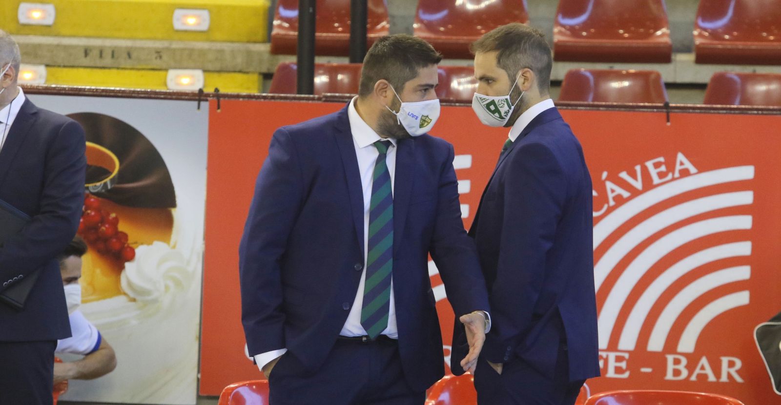 Josan González dialoga con su segundo entrenador.