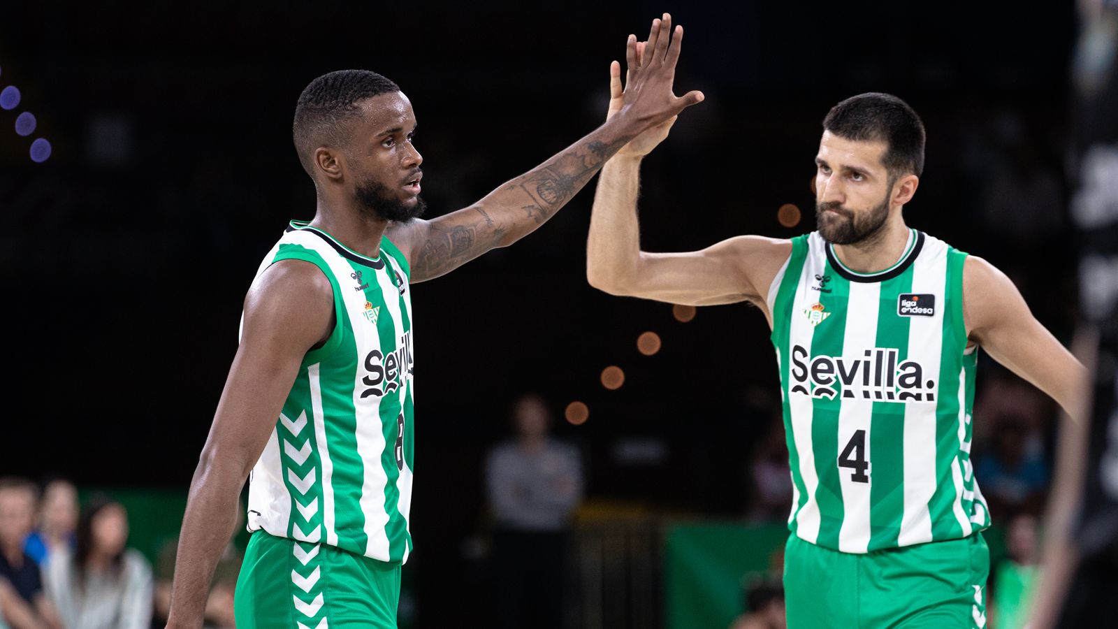 Montero y Cvetkovic se felicitan.